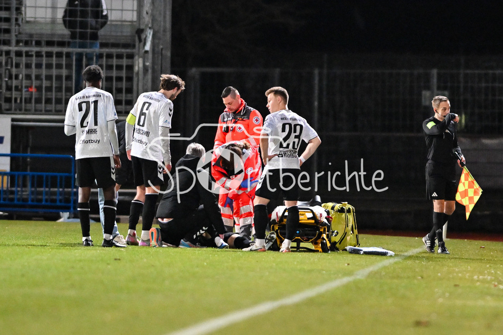 SV Wacker Burghausen - FC Bayern Amateure | BURGHAUSEN, GERMANY - 01. APRIL: der verletzte Denis ADE (Wacker Burghausen 32) wird von den Sanitätern vom Platz getragen während dem Match zwischen dem SV Wacker Burghausen und den Amateuren des FC Bayern München am 26. Spieltag der Regionalliga Bayern im Flatbuy Stadion
