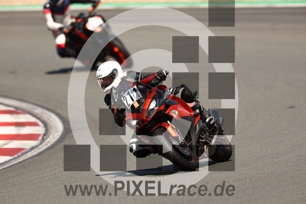 0211-20240617_02178 | Schöne Erinnerungen an spannende Momente - das festzuhalten ist unser Job. PIXELrace.de ist seit 2003 auf den Rennstrecken Europas unterwegs um die Action draußen beim Fahren und die wunderbare Stimmung imm Fahrerlager für euch einzufangen.