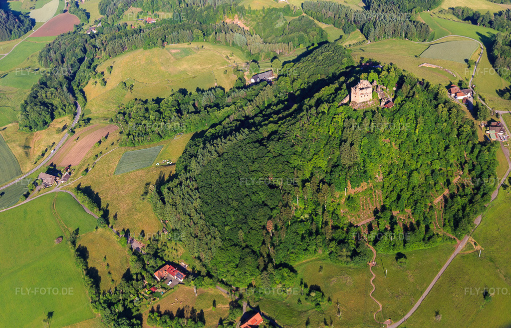 Luftbild: Burgruine Hohengeroldseck auf dem Schloßberg von Süden in Seelbach im Bundesland Baden-Württemberg in Deutschland. Foto: IMG_147704.jpg vom 30.05.2025 durch Werner Riehm/FLY-FOTO.deBurgruine Hohengeroldseck
