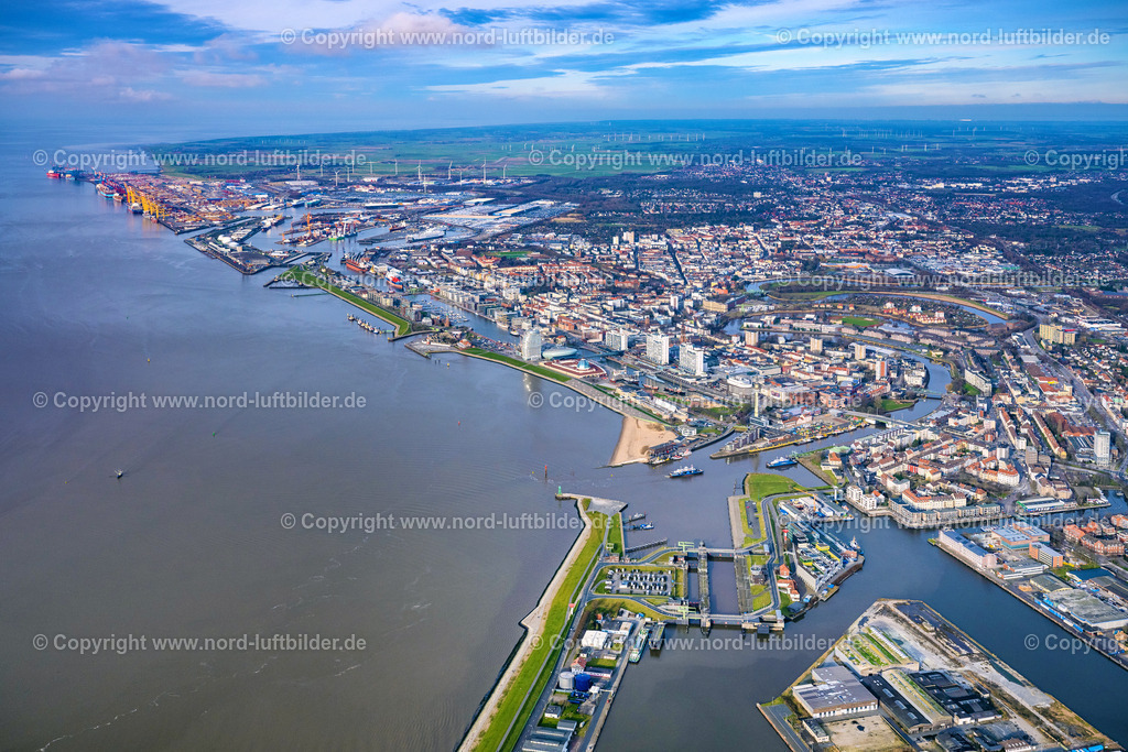 Bremerhaven_ELS_3803040223 | BREMERHAVEN 04.02.2023 Stadtansicht am Ufer des Flußverlaufes der Weser in Bremerhaven im Bundesland Bremen, Deutschland. Weiterführende Informationen bei: HaRuFa Maritime Tourismus GmbH,  Zoo am Meer Bremerhaven GmbH. // City view on the river bank of the Weser river in Bremerhaven in the state Bremen, Germany. Further information at: HaRuFa Maritime Tourismus GmbH,  Zoo am Meer Bremerhaven GmbH. Foto: Martin Elsen