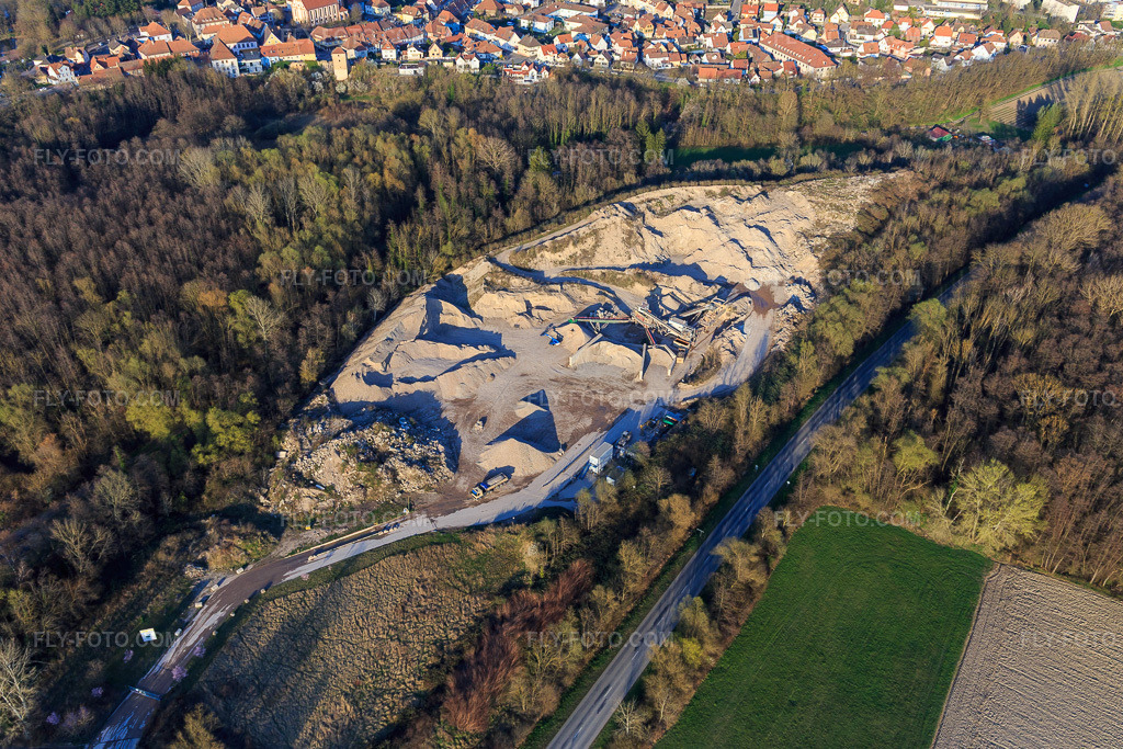 Aerial view: Kieswerk Sablières J. Leonhart - Plateforme recycling de Lauterbourg in Lauterbourg in the state Bas-Rhin, France. – Photo: IMG_130995.jpg taken on 03/22/2022 by Werner Riehm/FLY-FOTO.com – Resolution of the original: 5229 x 3486 px – Sablières LEONHART - Route de Strasbourg à FR 67600 Sélestat