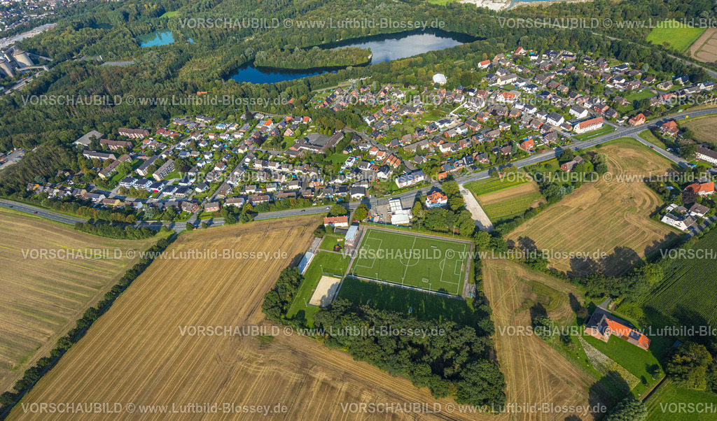 Beckum230805568 | Luftbild, Wohnsiedlung Roland mit Sportplatz SC Roland und Rolandsee, Roland, Beckum, Münsterland, Nordrhein-Westfalen, Deutschland