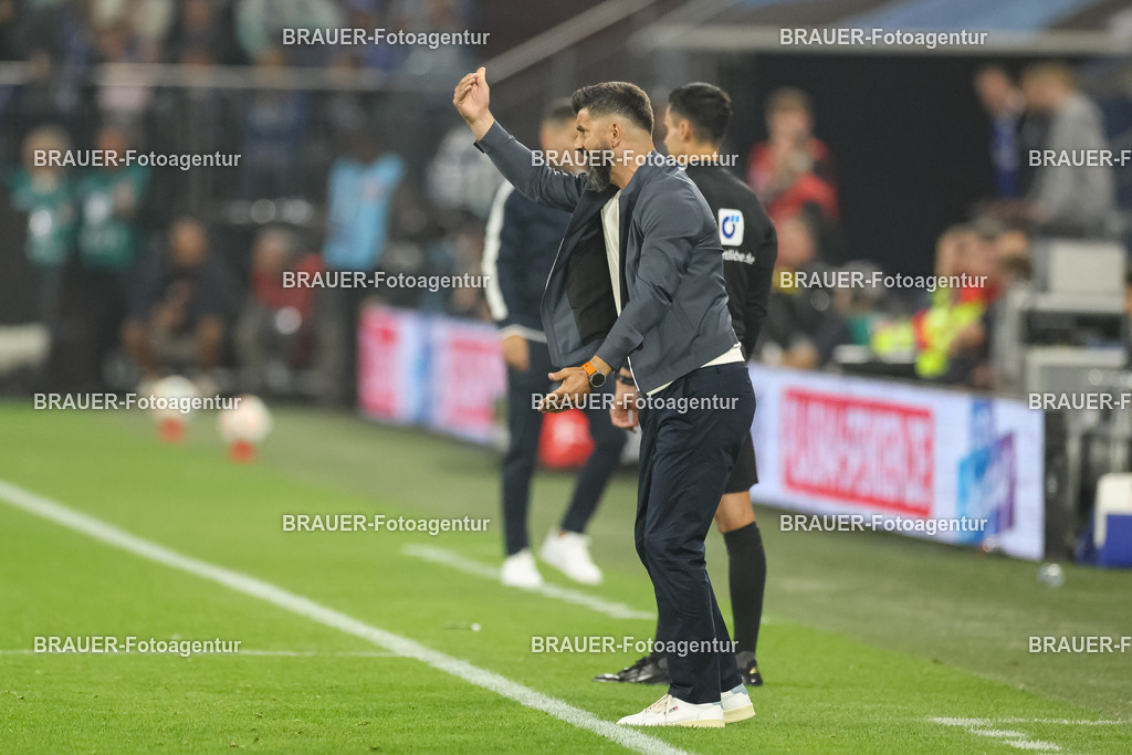 1_S04BER_20250801_3125.JPG -  - FC Schalke 04 - Hertha BSC Berlin - 2. Bundesliga | Gelsenkirchen, Deutschland, 01.08.25: Trainer Miron Muslic (FC Schalke 04) gestikuliert, Gestik waehrend des Spiels der 2. Bundesliga zwischen FC Schalke 04 - Hertha BSC Berlin in der Veltins-Arena am 01. August 2025 in Gelsenkirchen, Deutschland. (Foto von Stefan Brauer/Brauer-Fotoagentur)DFB/DFL REGULATIONS PROHIBIT ANY USE OF PHOTOGRAPHS AS IMAGE SEQUENCES AND/OR QUASI-VIDEO.