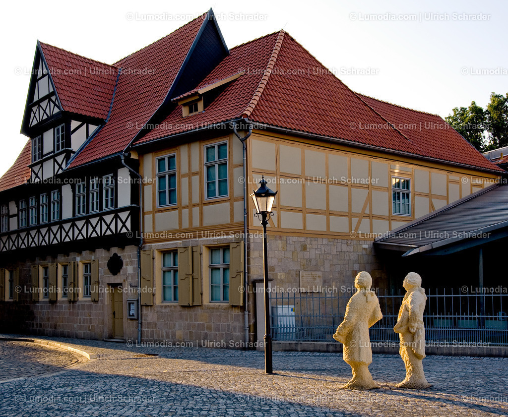 00491-1208 - Zwei Herren am Gleimhaus | Stockfoto und Bilderpool mit Bildmaterial aus Deutschland, dem Harz, Halberstadt, Quedlinburg, Wernigerode und weltweit. Qualitativ hochwertige und professionelle Fotos anschauen und kaufen. - Realisiert mit Pictrs.com