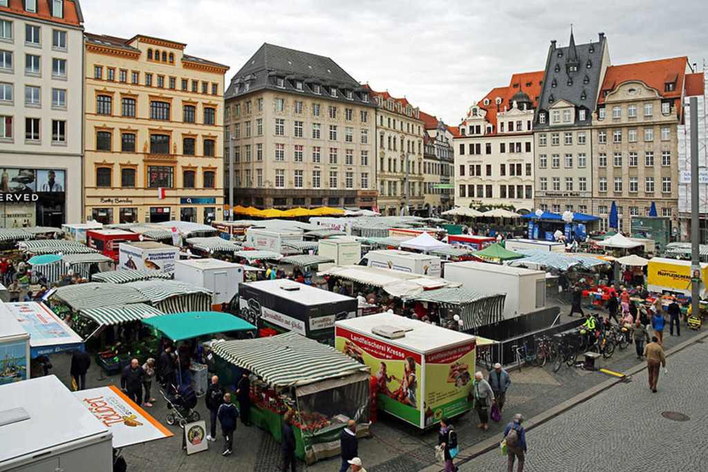 Foto: Leipzig - Wochenmarkt in der Innenstadt | Das Team hinter BILDLEXIKON LEIPZIG bündelt historische wie aktuelle Informationen über die Stadt Leipzig in Text und Bild auf einer Plattform und stellt diese der interessierten Öffentlichkeit zur Verfügung.