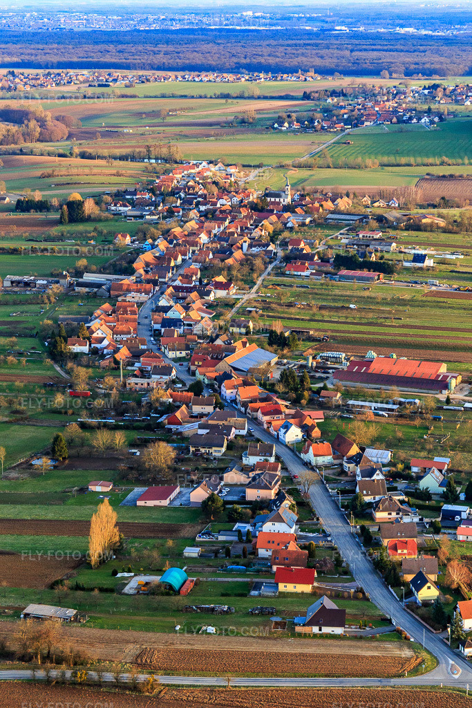 Aerial view: View of the town from the north in Forstheim in the state Bas-Rhin, France.Photo: IMG_104981.jpg taken on 03/21/2018 by Werner Riehm/FLY-FOTO.comResolution of the original: 3521 x 5281 px