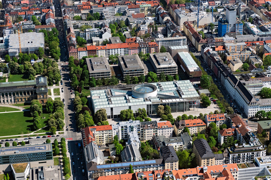 dr__0063438.jpg | MüNCHEN 29.04.2025 Museum- und Ausstellungs- Gebäude- Ensemble Pinakothek der Moderne an der Gabelsbergerstraße in München im Bundesland Bayern, Deutschland. // Museum building ensemble Pinakothek of Moderne on street Gabelsbergerstrasse in Munich in the state Bavaria, Germany. Foto: Daniel Reiter