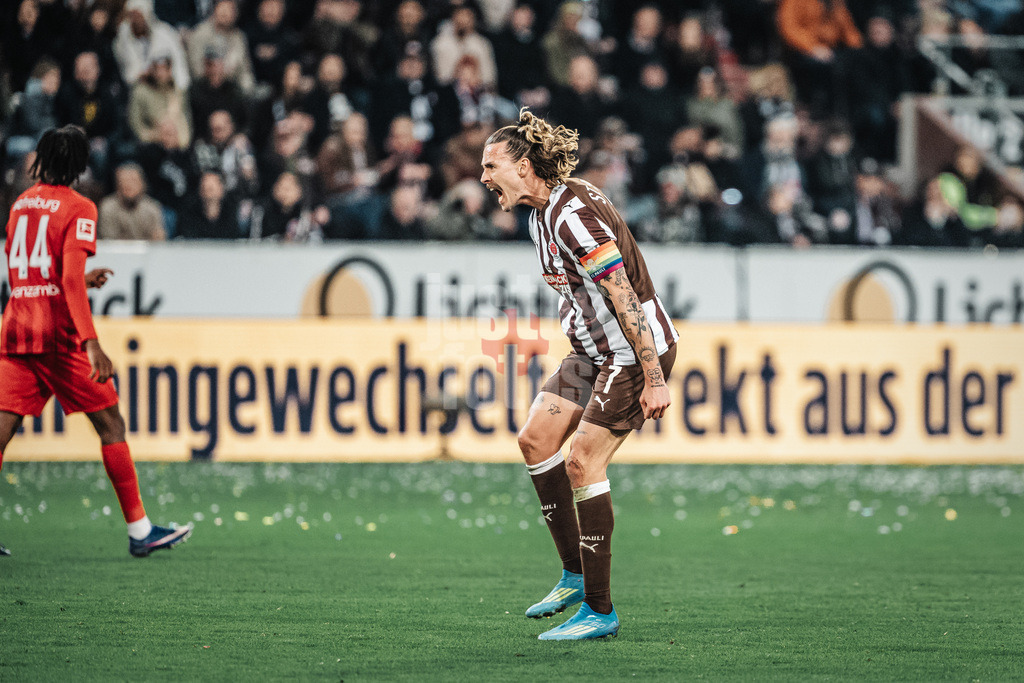 Fußball | Männer | Saison 2025/2026  | Fußball-Bundesliga | 27. Spieltag | FC St. Pauli vs. SC Freiburg | 22.04.2026 | Jackson Irvine (#7, FC St. Pauli) sauer schreit