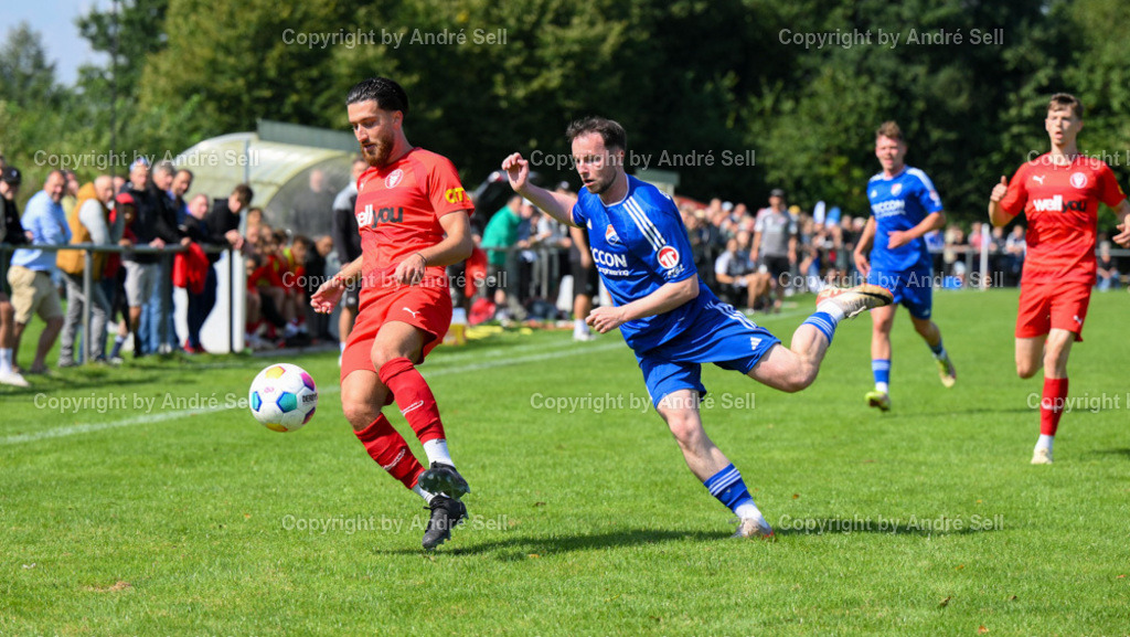 SpVg Eidertal Molfsee vs FC Kilia Kiel | Fynn Mortensen (Molfsee #11) / Berat Ayyildiz (Kilia #7) - Fußball-Oberliga Männer 2024/2025 / SpVg Eidertal Molfsee vs FC Kilia Kiel / Platz A / Molfsee / 25.08.24 - Realisiert mit Pictrs.com