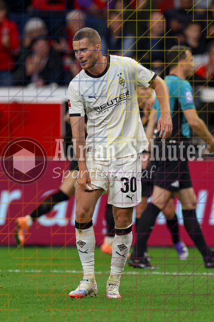 Bayer 04 Leverkusen vs Borussia Mönchengladbach - Bundesliga  | Leverkusen, Deutschland, 21.09.25:   Nico Elvedi (Borussia Mönchengladbach) schaut waehrend des Spiels der Bundesliga zwischen  Bayer 04 Leverkusen vs Borussia Mönchengladbach in der BayArena(Foto von Brauer-Fotoagentur / Adrian Schlueter)