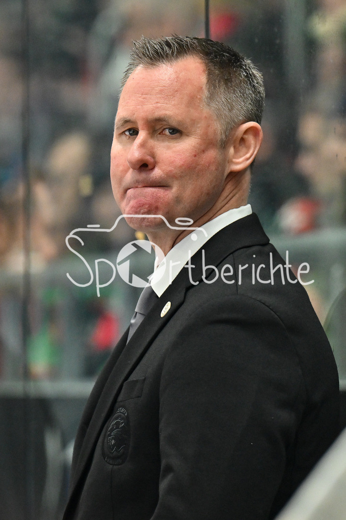 Augsburger Panther - Iserlohn Roosters | im Bild Ted DENT Headcoach Augsburger Panther / Freisteller / Einzelfoto / DEL: Augsburger Panther - Iserlohn Roosters, Curt Frenzel Stadion am 17.11.2024