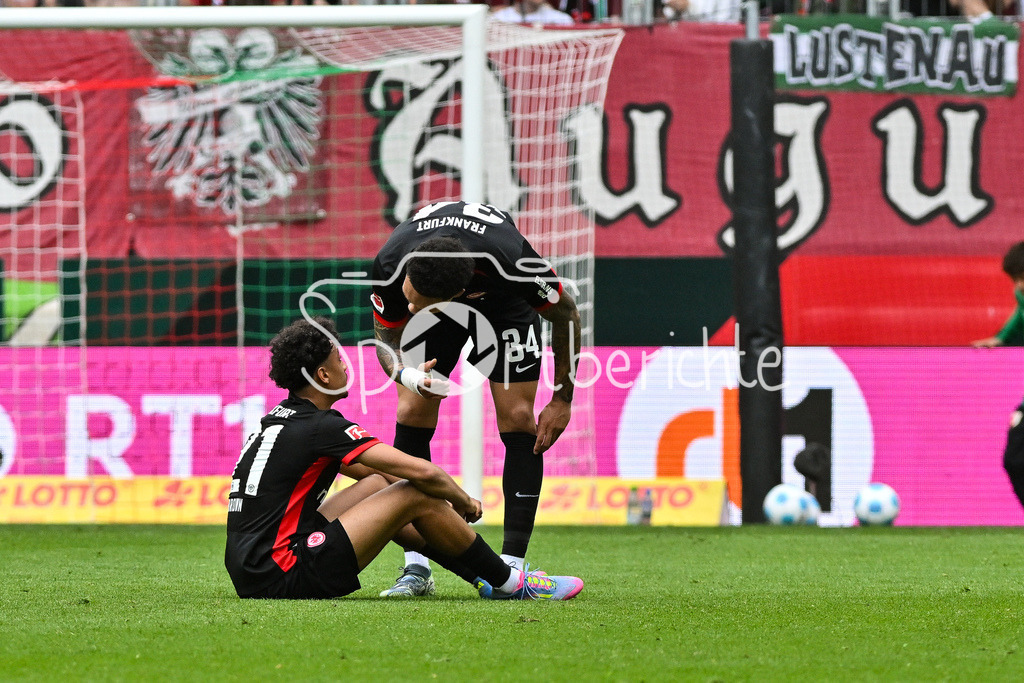 FC Augsburg - SG Eintracht Frankfurt | Enttaeusche Frankfurter nach dem 0-0 in Augsburg / Nathaniel BROWN (Eintracht Frankfurt 21) und Pharrell Nnamdi COLLINS (Eintracht FRANKFURT 34) / Bundesliga: FC Augsburg - Eintracht Frankfurt, WWK Arena am 20.04.2025