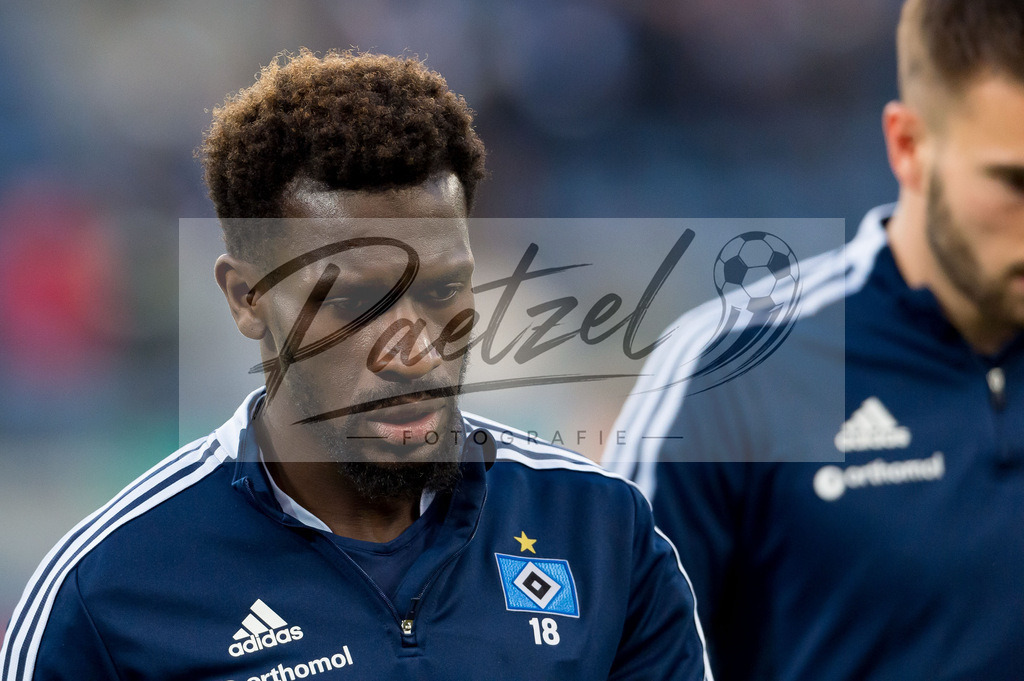 HSVSCF20220419_267 | Fussball, Herren: Bakery Jatta (Hamburger SV) schaut beim DFB-Pokal-Halbfinalspiel zwischen Hamburger SV und SC Freiburg im Volksparkstadion am 19.04.2022 in Hamburg, Deutschland.DFB / DFL REGULATIONS PROHIBIT ANY USE OF PHOTOGRAPHS AS IMAGE SEQUENCES AND/OR QUASI-VIDEO. - Realisiert mit Pictrs.com