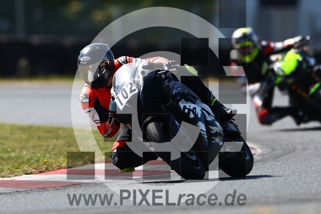 0102-20240813_06395 | Schöne Erinnerungen an spannende Momente - das festzuhalten ist unser Job. PIXELrace.de ist seit 2003 auf den Rennstrecken Europas unterwegs um die Action draußen beim Fahren und die wunderbare Stimmung imm Fahrerlager für euch einzufangen.