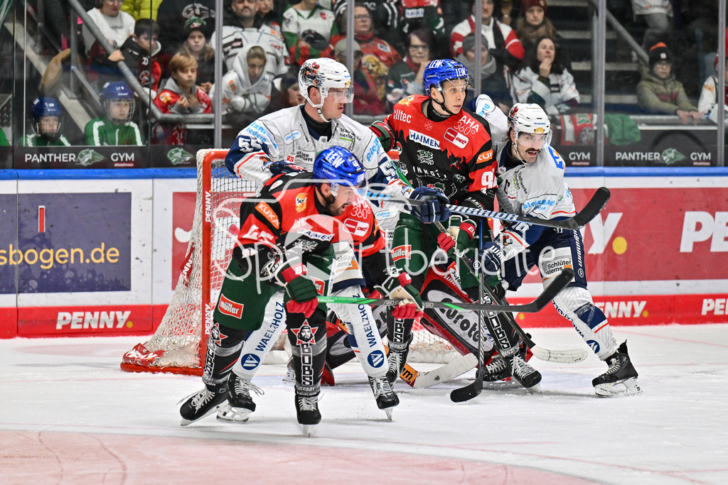 Augsburger Panther - Iserlohn Roosters | viel Gedraenge vor dem Tor von Andreas JENIKE (Iserlohn Roosters 92) / DEL: Augsburger Panther - Iserlohn Roosters, Curt Frenzel Stadion am 17.11.2024