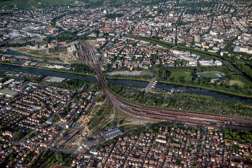 3804748 | Der Heilbronner Güterbahnhof (offizielle Bezeichnung bis 1985: Heilbronn Rangierbahnhof, umgangssprachlich oft Böckinger Rangierbahnhof genannt) ist ein Rangierbahnhof der Deutschen Bahn in Heilbronn.