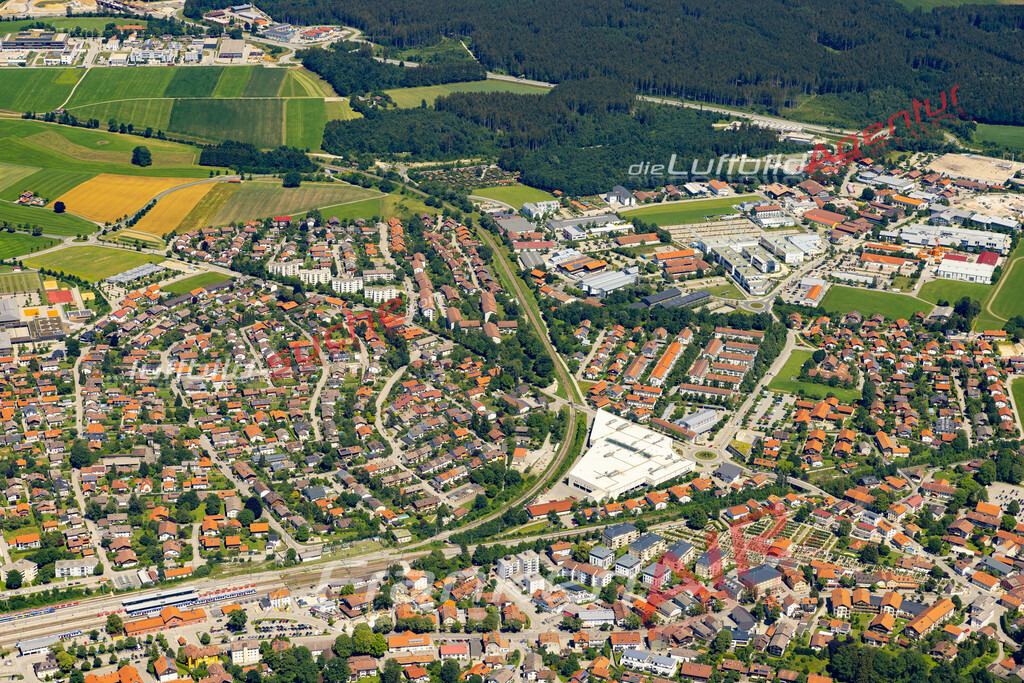 Aktuelles Luftbild von  Holzkirchen - Die Luftaufnahme wurde 2022 mittels UL-Flugzeug erstellt ( keine Drohne ) - hochauflösende Kamera-Systeme von  Canon -Beste Qualität - Für grossformatige Ausdrucke geeignet. Die Geschenkidee !