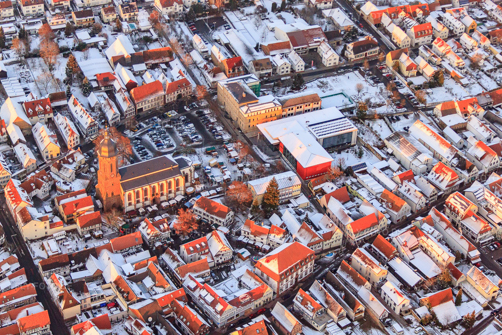 Luftbild: Grundschule, Stadthalle und St. Georgskirche am Marktplatz im Winter bei Schnee in Kandel im Bundesland Rheinland-Pfalz in Deutschland. Foto: IMG_54803.jpg vom 08.12.2012 durch Werner Riehm/FLY-FOTO.de