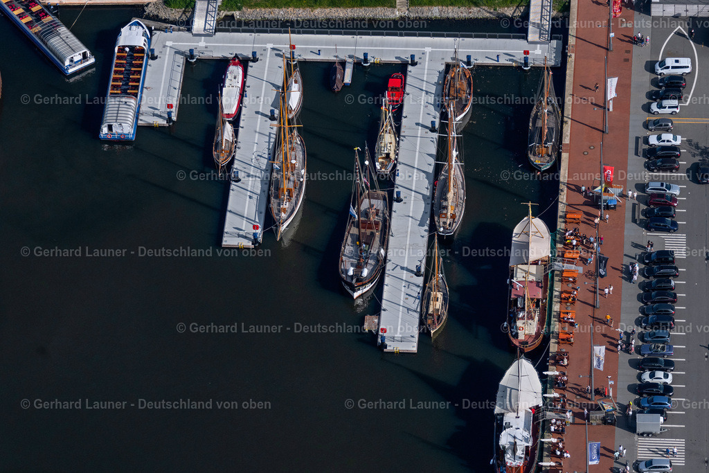 4030266 | BREMERHAVEN 01.06.2020 Hafenanlagen am Ufer des Hafenbeckens am Ufer der Weser in Bremerhaven im Bundesland Bremen, Deutschland. Weiterführende Informationen bei: HaRuFa Maritime Tourismus GmbH. // Port facilities on the shores of the harbor of on shore of Weser in Bremerhaven in the state Bremen, Germany. Further information at: HaRuFa Maritime Tourismus GmbH. Foto: Gerhard Launer