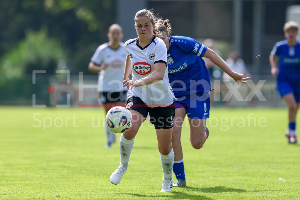 Fussball, Testspiel Frauen, SV Meppen - DSC Arminia Bielefeld | Lea Bultmann (DSC Arminia Bielefeld, 15) am Ball, Einzelbild, Ganzkörper, Aktion, Action, Spielszene