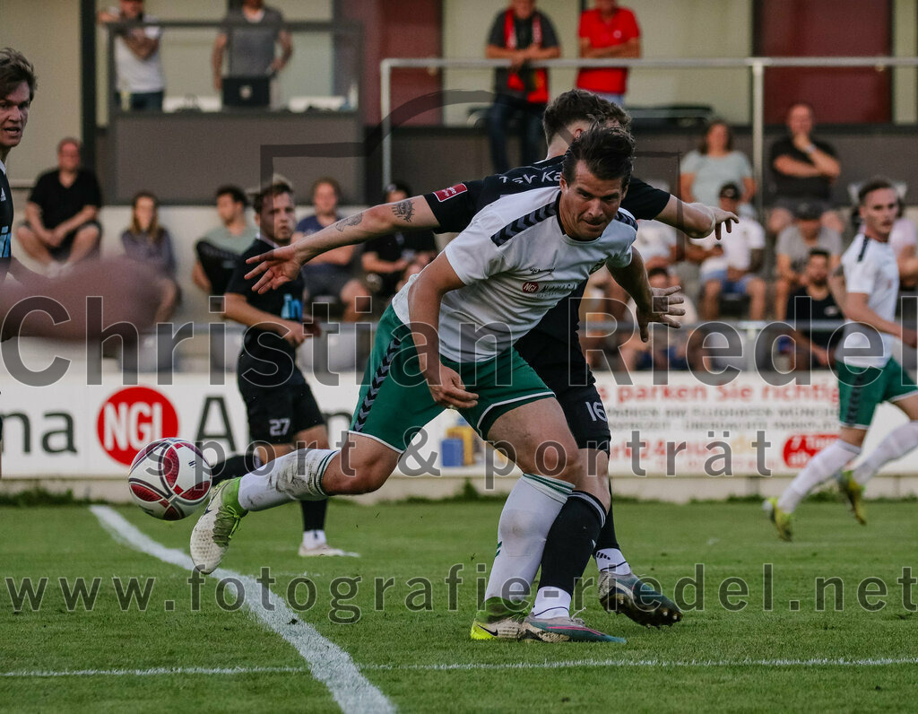 2023-08-18_109_FC_Schwaig_gegen_TSV_Kastl | Oberding, Deutschland, 18.08.2023:
Fußball, Landesliga Südost 2023 / 2024, 7. Spieltag, FC Schwaig gegen TSV Kastl, Endergebnis: 2:2

Benjamin Held (FC Schwaig, #17), Pascal Linhart (TSV Kastl, #16)

Foto: Christian Riedel / fotografie-riedel.net