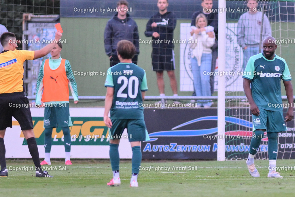 PSV Neumünster vs VfR Neumünster | Rote Karte durch Schiedsrichter Jannik Romahn gegen Grady Zinkondo (PSV #30) / Fußball-Oberliga Männer 2026/2027 / PSV Neumünster vs VfR Neumünster / PSV Stadion Platz A / Neumünster / 31.07.26 - Realisiert mit Pictrs.com