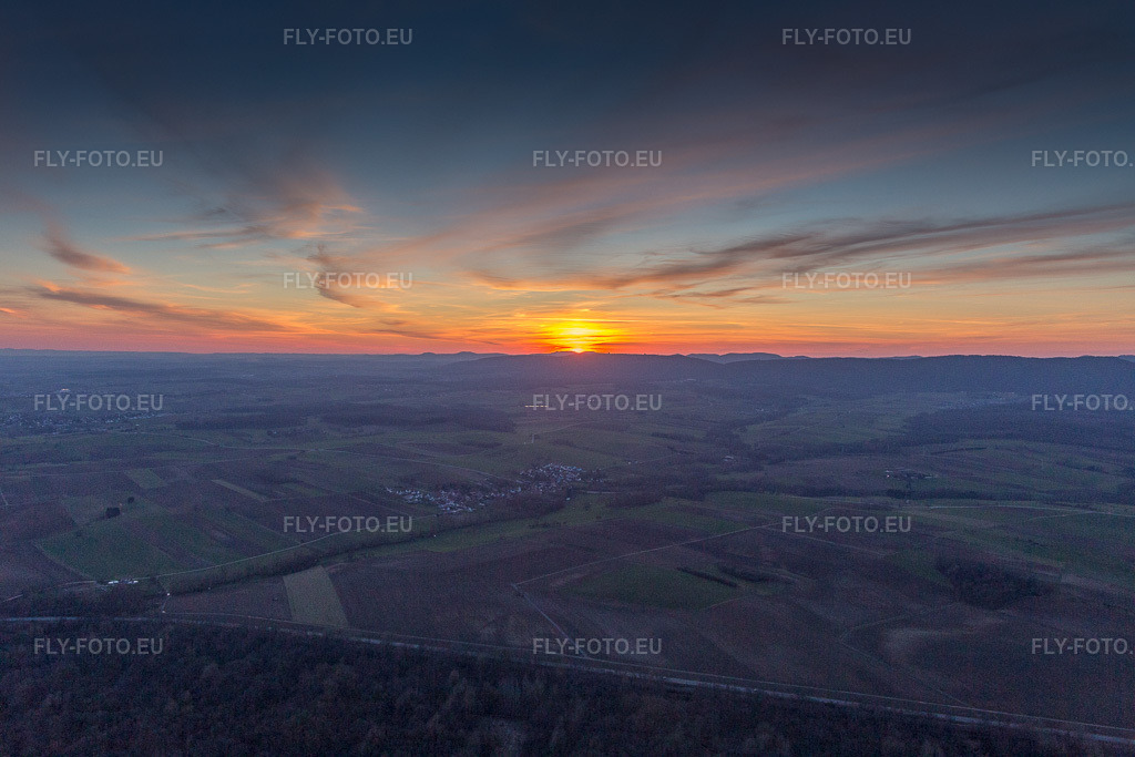 Vue aérienne: Coucher de soleil sur les Vosges du Nord à Seebach dans le département Bas Rhin, France. Photo: IMG_105022.jpg prise le 21/03/2018 par Werner Riehm/FLY-FOTO.eu – Résolution de l'original: 5472 x 3648 px