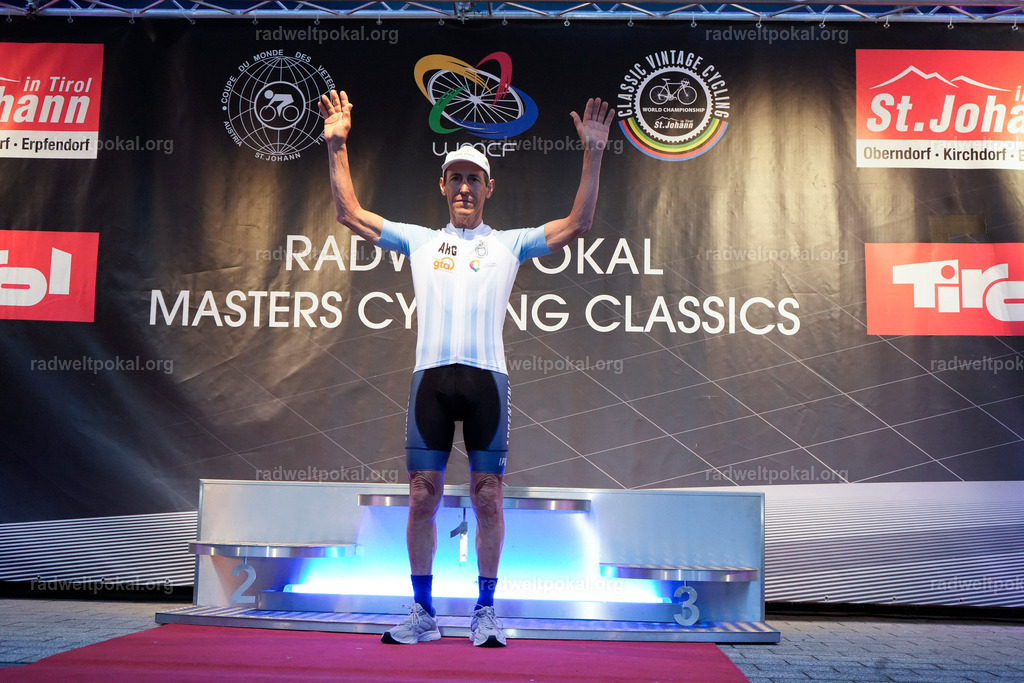 1234_20230817_Bewerb_Maenner_Muehlanger | AUT - OESTERREICH, 2023-08-16: SPORT RENNRAD-FAHREN - 55. INTERNATIONALER RADWELTPOKAL IN ST. JOHANN IN TIROL  - Vintage-Radrennen mit WM-Bronze-Medaillen-Siegerin Christina Schweinberger, den Teilnehmer und Alexander Baumann (vom Orginastions-Team) - TAG 2 BEWERB MAENNER IN SECHS GRUPPEN  ; Foto: Roland Muehlanger