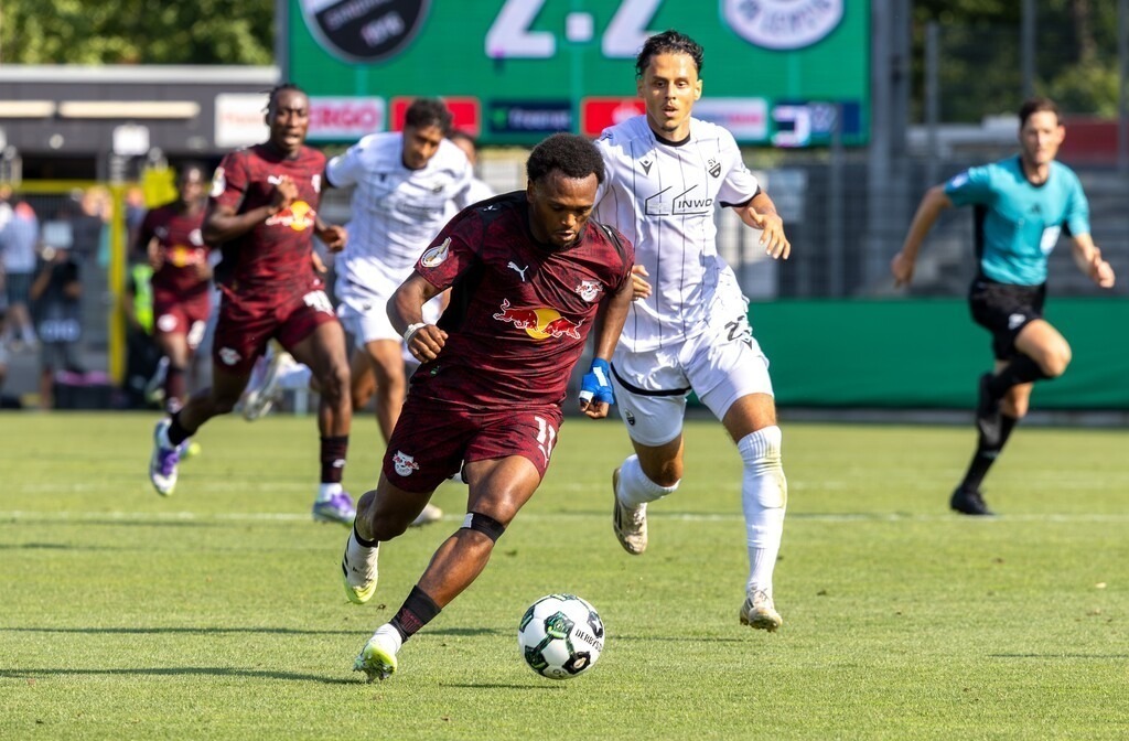 SV Sandhausen gegen RB Leipzig (DFB-Pokal, 1. Runde)***Am Ball: Lois Openda (11, Leipzig) | SV Sandhausen gegen RB Leipzig (DFB-Pokal, 1. Runde)***Am Ball: Lois Openda (11, Leipzig) - Realisiert mit Pictrs.com