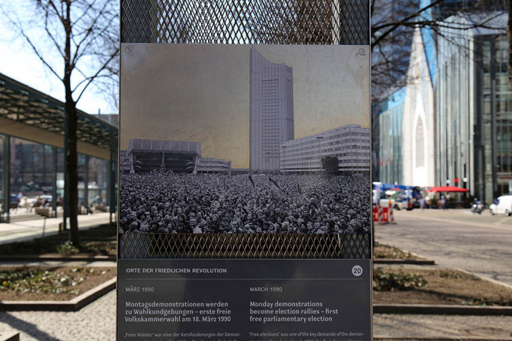 Foto: Leipzig - Orte der Friedlichen Revolution - Stelenprojekt - Stele Nr. 20 Wahlkundgebungen | Das Team hinter BILDLEXIKON LEIPZIG bündelt historische wie aktuelle Informationen über die Stadt Leipzig in Text und Bild auf einer Plattform und stellt diese der interessierten Öffentlichkeit zur Verfügung.