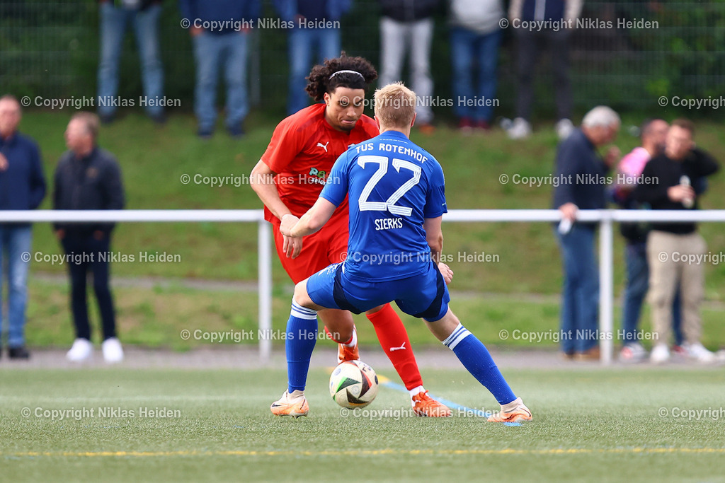 NH_TuSRotenhof_InterTürksporKiel_Testspiel_27062025 | #22 Jannik Sierks (TuS Rotenhof), #24 Isaiah Mosby (Inter Türkspor Kiel)Fußball I Herren I Freundschaftsspiel I Saison 2025-2026  I TuS Rothenhof - Inter Türkspor Kiel I 27.06.2025 I B-Platz Rotenhof