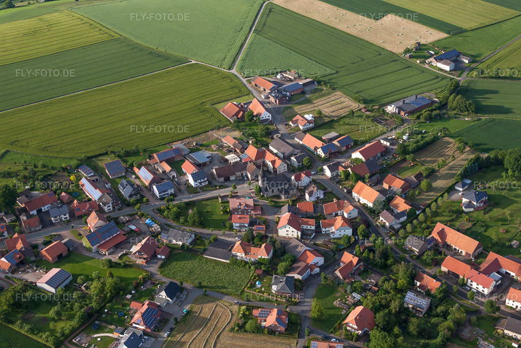 Luftbild: Dorf - Ansicht im Ortsteil Manrode in Borgentreich im Bundesland Nordrhein-Westfalen in Deutschland. Foto: IMG_65394.jpg vom 24.05.2014 durch Werner Riehm/FLY-FOTO.de