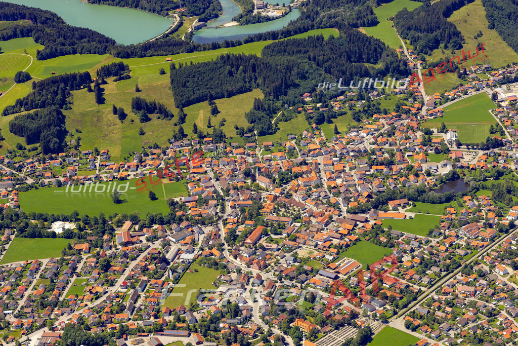 Aktuelles Luftbild von  Peiting - Die Luftaufnahme wurde 2022 mittels UL-Flugzeug erstellt ( keine Drohne ) - hochauflösende Kamera-Systeme von  Canon -Beste Qualität - Für grossformatige Ausdrucke geeignet. Die Geschenkidee !