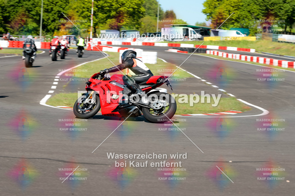 Moto-TeamOBK-21467 | Hier findet Ihr Bilder von Touristenfahrten auf der Nürburgring Nordschleife oder von anderen Veranstaltungen die ich besucht habe. Viel Spass beim Durch Schauen 