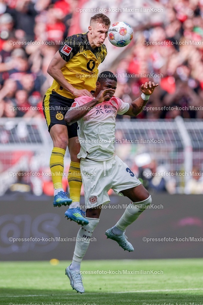 BVB11042601034 | 11.04.2026, Fußball, Borussia Dortmund - Bayer 04 Leverkusen, 1. Fußball Bundesliga, 29. Spieltag, Signal Iduna Park, Saison 2025 2026: Nico Schlotterbeck&nbsp;(BVB #04) im Zweikampf gegen  Christian Kofane&nbsp;(Bayer04 Leverkusen #35)  DFB regulations prohibit any use of photographs as image sequences and or quasi-video.