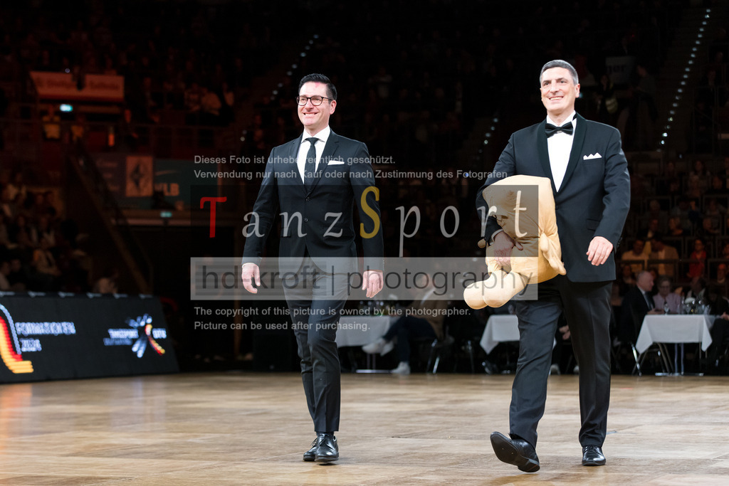 20241109_DM-Formationen_6890 | Tanzsportbilder, Standardtanz, Lateintanz, WDSF, DTV, LTVB, dancecomp, goc, hessen tanzt, blaues band der spree, walzer, tango, wiener walzer, slowfox, quickstepp, samba, rumba, cha-cha-cha, paso doble. jive, hd-kroft photography, turniertanzsport