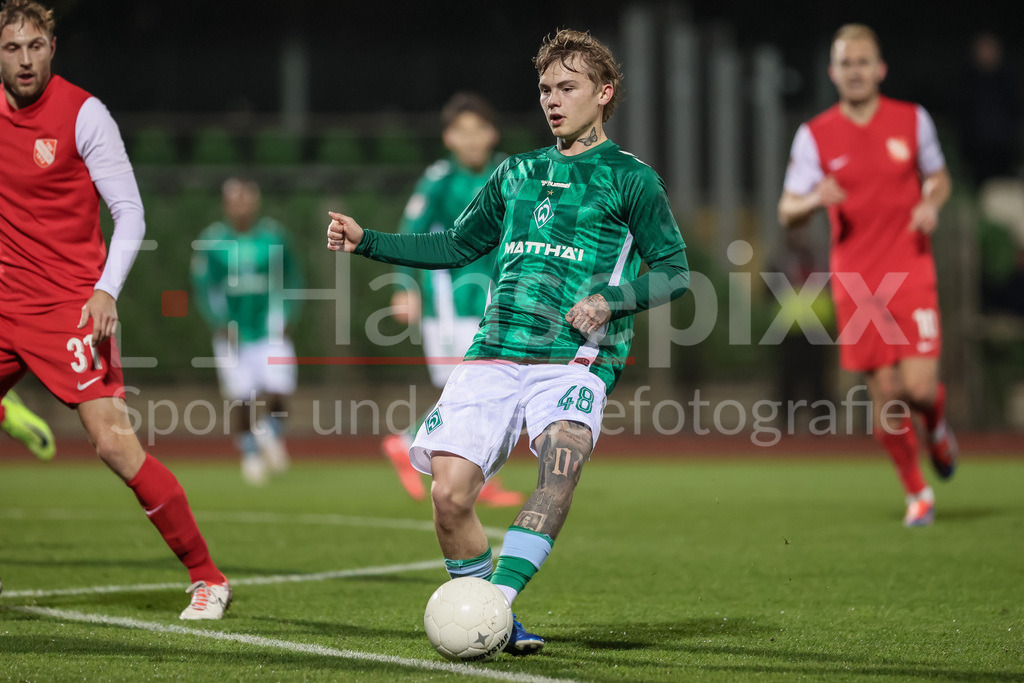 Fussball, Regionalliga Nord, SV Werder Bremen II - TSV Havelse | v.li.: Isak Hansen-Aaroen (Aaröen, SV Werder Bremen II, 48) am Ball, Einzelbild, Ganzkörper, Aktion, Action, Spielszene