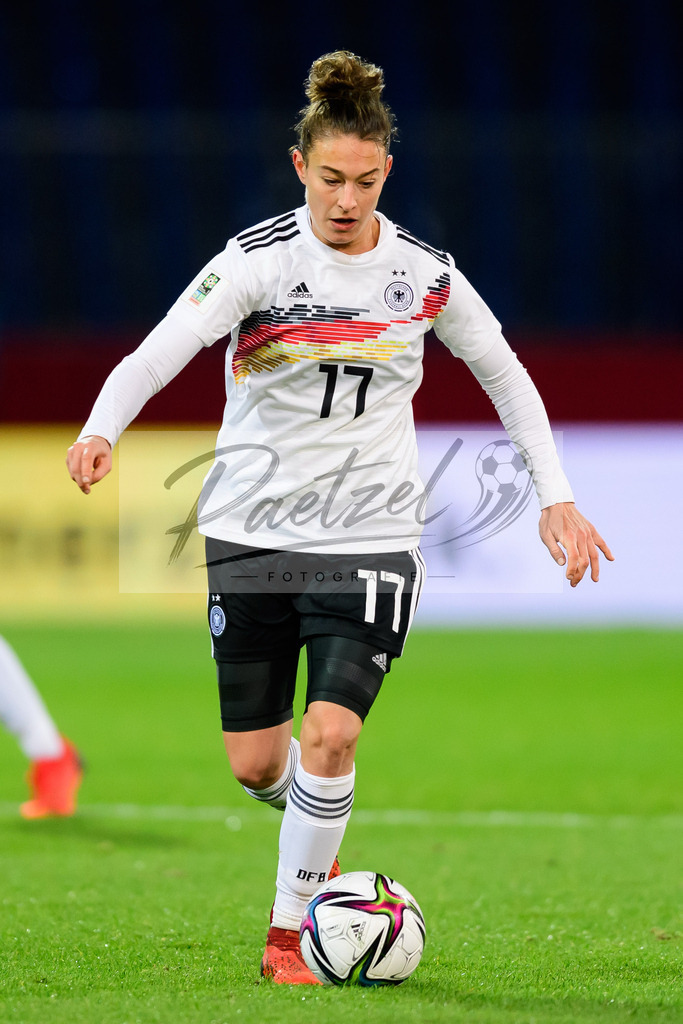 GERTUR20211126_145 | Fussball, Frauen: Felicitas Rauch (Germany) in Aktion, am Ball, Einzelaktion bei dem Spiel der WM-Qualifikation zwischen Deutschland und Tuerkei im Eintracht-Stadion am 26.11.2021 in Braunschweig, Deutschland. - Realisiert mit Pictrs.com