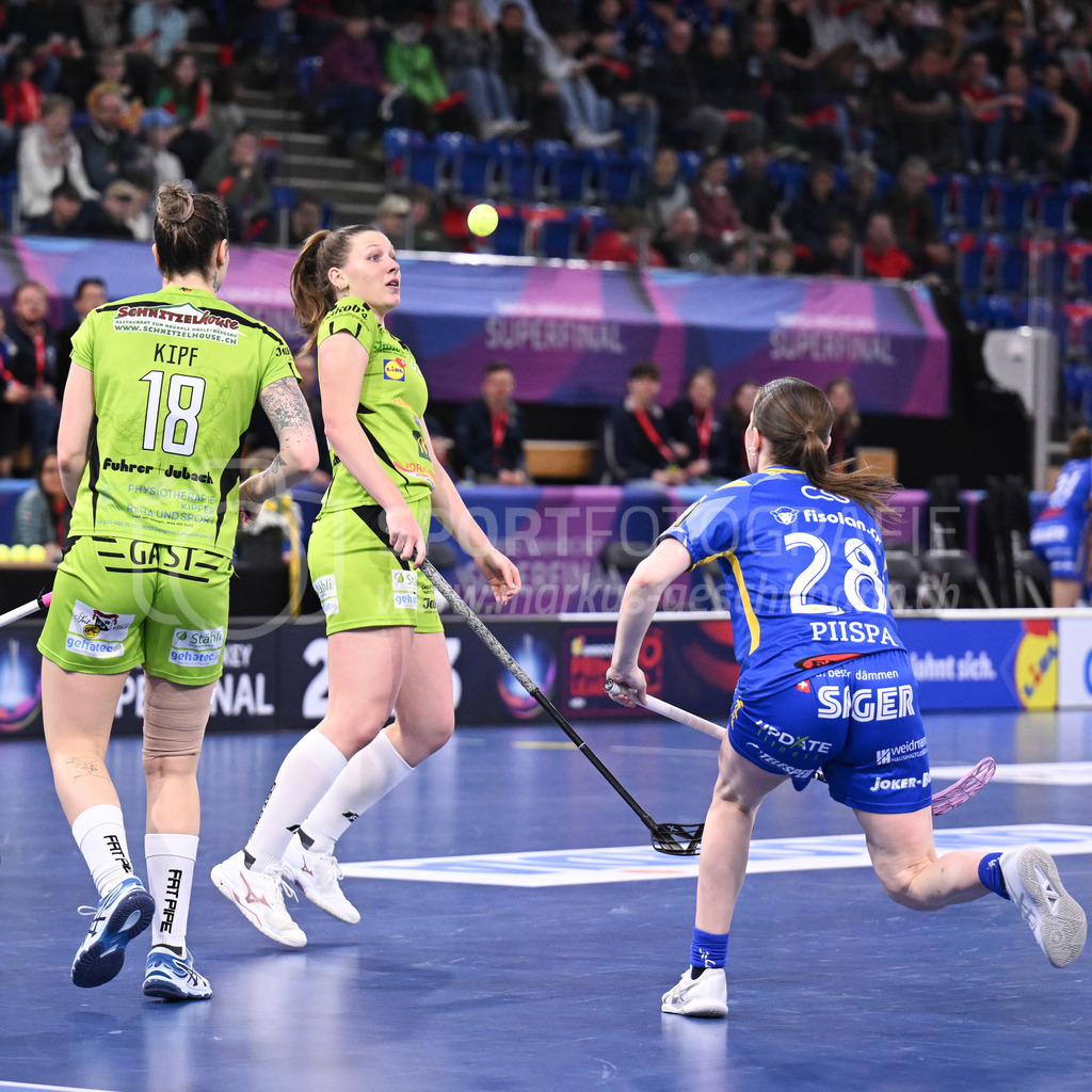 Kloten-Dietlikon Jets vs Skorpion Emmental Zollbrück - 15. April 2023 | Kloten-Dietlikon Jets vs Skorpion Emmental Zollbrück
Stimo Arena, Kloten
Nathalie Spichiger (#26 Skorpion Emmental Zollbrueck) fixiert den Ball, links Lara Kipf (#18 Skorpion Emmental Zollbrueck), rechts Sara Piispa (#28 Kloten-Dietlikon Jets).
Bild: Sportfotografie Markus Aeschimann | www.markus-aeschimann.ch - Realisiert mit Pictrs.com