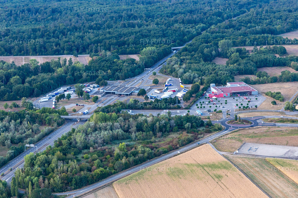 Luftbild: ehemaliger Grenzübergang in Scheibenhard im Bundesland Bas-Rhin in Frankreich. Foto: IMG_134041.jpg vom 21.08.2022 durch Werner Riehm/FLY-FOTO.de