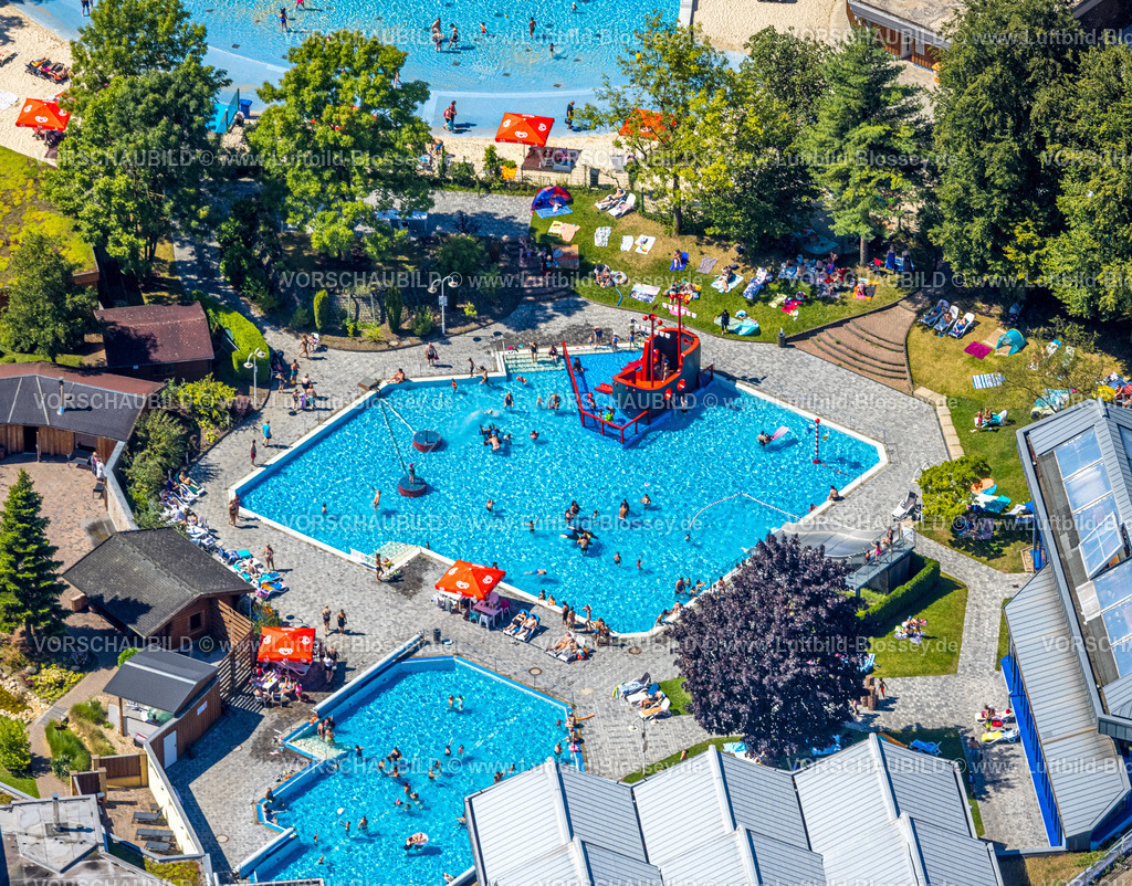 Dortmund240801069Freibad_Wischlingen | Luftbild, Freibad im Revierpark Wischlingen, Schwimmbecken und Solebad, Badegäste im Kinderbecken mit Piratenschiff und auf der Liegewiese mit Sonnenschirmen, Dorstfeld, Dortmund, Ruhrgebiet, Nordrhein-Westfalen, Deutschland