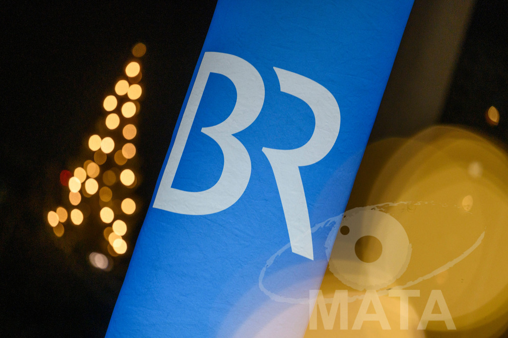 _DWI5919 | BR Symbol und belichtete Tannenbaum  bei '30 Jahre Sternstunden-Gala 2023' in der Frankenhalle. Nürnberg, 15.12.2023 - Realisiert mit Pictrs.com