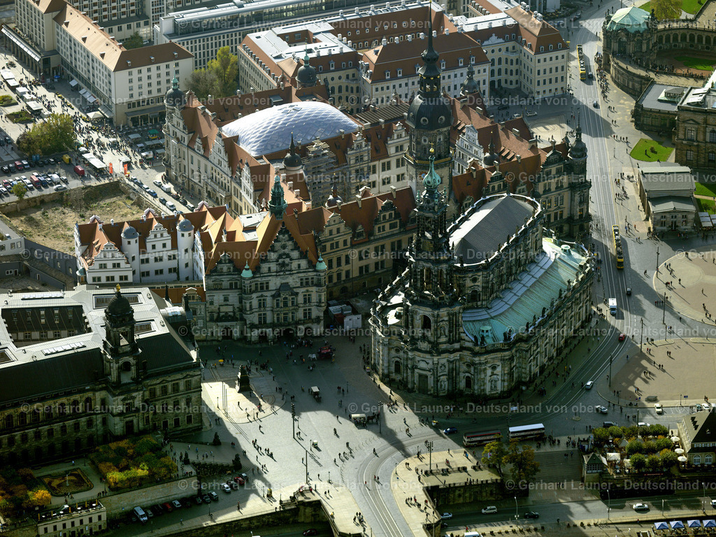 2888105 | DRESDEN  Blick auf die Kathedrale Sanctissimae Trinitatis in Dresden im Bundesland Sachsen. Sie ist Kathedrale des Bistums Dresden-Meißen sowie eine Stadtpfarrkirche Dresdens. Als ehemalige katholische Hofkirche, die 1739 bis 1755 im Stil des Barocks errichtet wurde, ist sie durch einen Übergang mit dem Residenzschloss verbunden und liegt am Altstädter Elbufer. // View of thecathedral Sanctissimae Trinitatis in Dresden in the state Saxony. Foto: Gerhard Launer