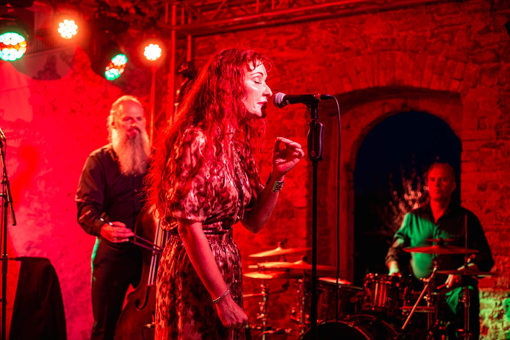 Maria Markesini Konzert | Maria Markesini meets Klazz Brothers im Forte Belvedere Leisnig zum Festival Hallo Leisnig 2022. - Realisiert mit Pictrs.com