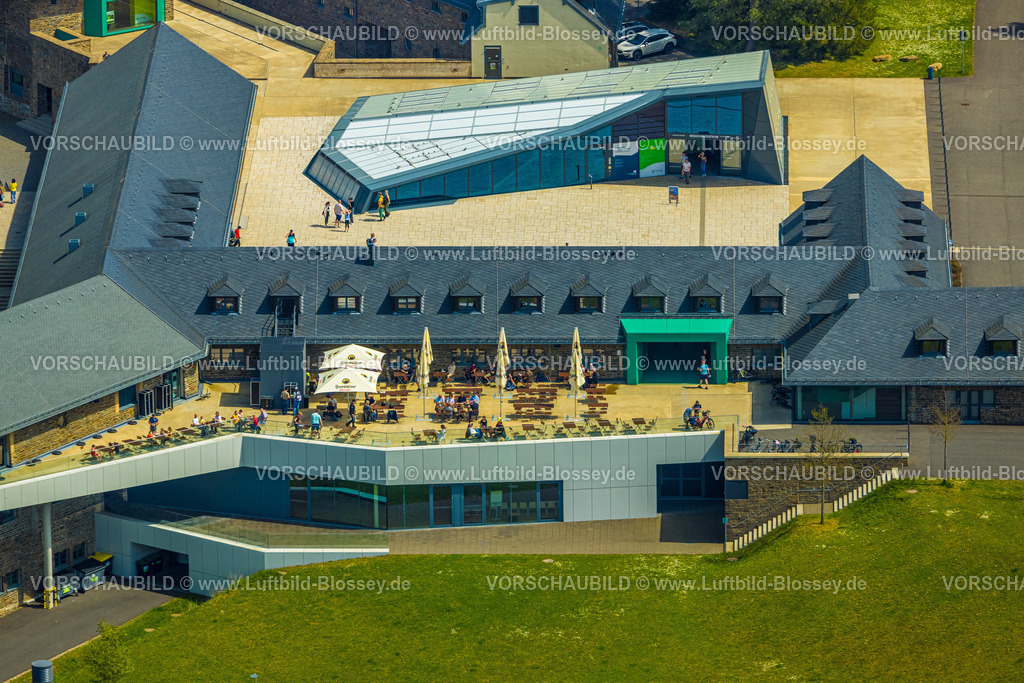 Schleiden240502048Vogelsang | Luftbild, Vogelsang IP Gebäudekomplex und historisches Museum auf dem Berg Erpenscheid, unter Denkmalschutz stehende ehemalige NS-Ordensburg Vogelsang, Besucherzentrum, Gastronomie Besucher auf der Terrasse mit Sonnenschirmen, Morsbach, Schleiden, Nordrhein-Westfalen, Deutschland