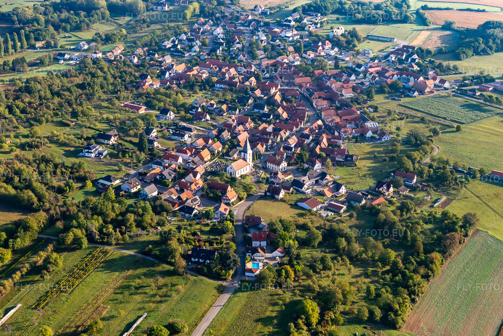 Vue aérienne: Vue de la ville depuis le sud-ouest à Morsbronn-les-Bains dans le département Bas Rhin, France. Photo: IMG_139196.jpg prise le 01/10/2023 par Werner Riehm/FLY-FOTO.eu – Résolution de l'original: 5275 x 3517 px