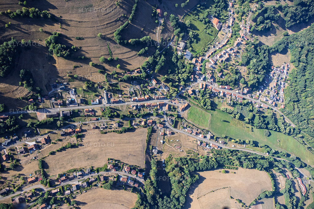 Vue aérienne: Vue du village dans la vallée de Schwarzbach à Waldhouse dans le département Moselle, France – .Photo: IMG_158566.jpg prise le 14/08/2026 par Werner Riehm/FLY-FOTO.eu – Résolution de l'original: 6000 x 4000 px