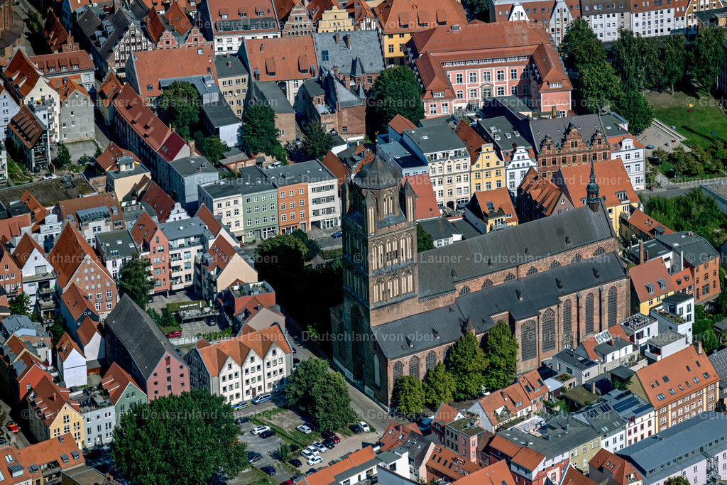 4061654 | STRALSUND 08.09.2021 Kirchengebäude " Kulturkirche St. Jacobi " im Altstadt- Zentrum der Innenstadt in Stralsund im Bundesland Mecklenburg-Vorpommern, Deutschland. Weiterführende Informationen bei: Stiftung Kulturkirche St. Jakobi Stralsund. // Church building in " Kulturkirche St. Jacobi " Old Town- center of downtown in Stralsund in the state Mecklenburg - Western Pomerania, Germany. Further information at: Stiftung Kulturkirche St. Jakobi Stralsund. Foto: Gerhard Launer