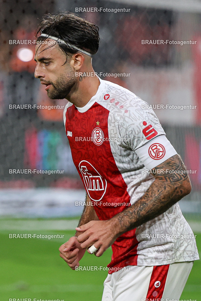 Rot-Weiss Essen - TSV Alemannia Aachen | Essen, Deutschland, 31.08.2025 José-Enrique Ríos Alonso  (Rot-Weiss Essen) schautwährend des 3.Liga Spiels zwischen  Rot-Weiss Essen und Alemannia Aachen am 31.08.2025 im Stadion an der Hafenstraße in Essen. (Foto von Timo Bluhmki-Schmidt/Brauer Fotoagentur