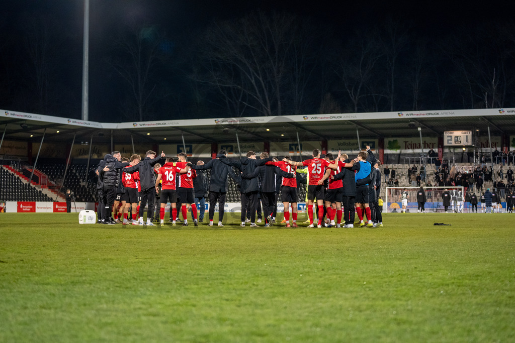 SG Sonnenhof Grossaspach vs. SSV Ulm 1846 Fussball, Fussball, WFV-Pokal, Viertelfinale, 01.04.2026 | Mannschaftskreis nach dem Abpfiff,SG Sonnenhof Grossaspach vs. SSV Ulm 1846 Fussball, Fussball, WFV-Pokal, Viertelfinale, 01.04.2026